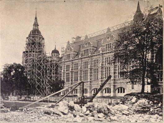 Nordiska museet med dess provisoriska tillbyggnad.