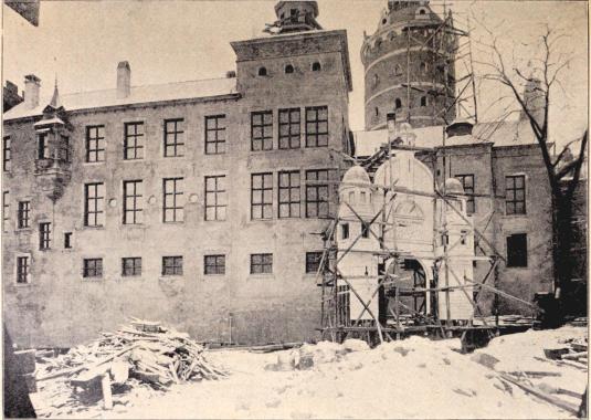 »Gamla Stockholm»: Parti af slottets yttermurar vid Storkyrkan. III.<bEfter en fotografi för »För Svenska Hem» af B. Orling. (Jan. 1897)