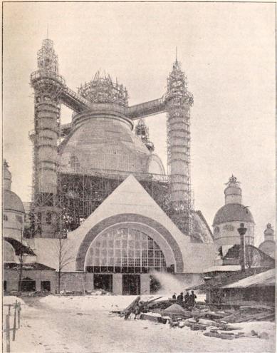 Industrihallen under byggnad. Entrén och kupolen, från stora promenadplanet.<bEfter fotografi för »För Svenska Hem» af B. Orling. (Febr. 1897.)