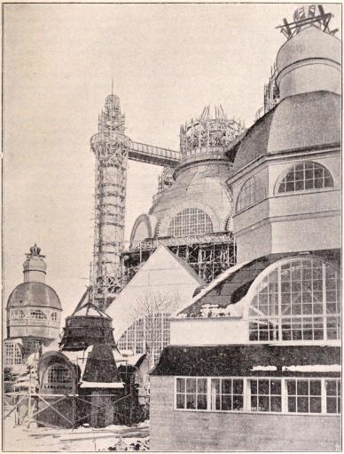 Utställningen under byggnad. Kupolen m. m. samt Rügheimer & Beckers hattkiosk, från bron öfver landsvägen. (Febr. 1897.)<bEfter fotografi för »För Svenska Hem» af B. Orling. 