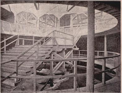 Interiör af fiskeriutställningen med bassängen.<bEfter fotografi för »F. S. H.» af B. Orling, tagen under hallens byggnad (se sid. 100—106).
