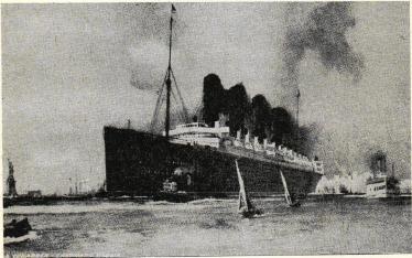Mauretania vid inloppet till New Yorks hamn. T. v. ses Frihetsstatyn.