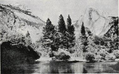 <smalMirror Lake i Yosemite Valley, dit turisterna vallfärda för att dyrka soluppgången.</smal <smalMirror Lake i Yosemite Valley, dit turisterna vallfärda för att dyrka soluppgången.</smal