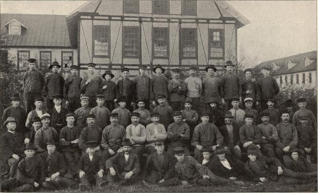 Arbetaregrupp från Skruffabriken i Hagfors.<b<smalFoto Ölander, Filipstad.</smal