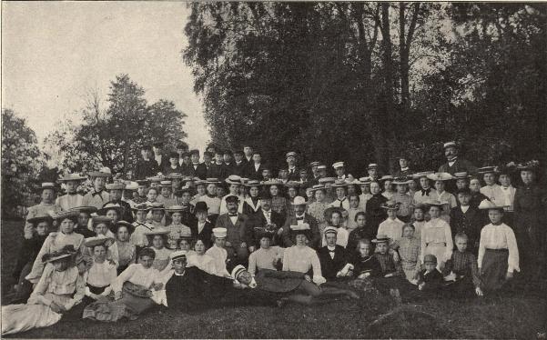 Personalen vid Skandinaviska Glödlampfabriken, Nyköping, på sommarfest.<b<smalFoto Werner, Nyköping.</smal