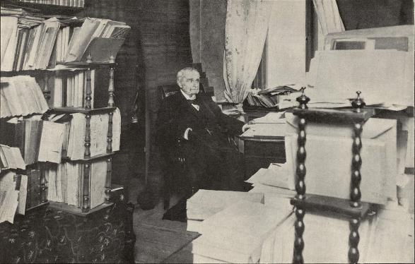 Sven Adolf Hedin i sitt arbetsrum.<b<smalFoto Blomberg, Stockholm.</smal