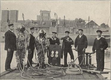 Dykare på Karlskrona örlogsvarf.<b<smalFoto Arpman, Halmstad.</smal