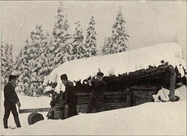 »Hotell Norrland.» Timmerhuggare hugga kvällsveden.<b<smalFoto Bergman, Hammarstrand.</smal