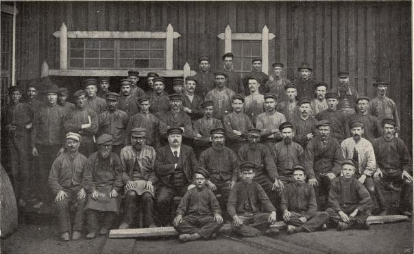 Arbetaregrupp från Storfors rörfabrik.<b<smalFoto Ölander, Filipstad.</smal