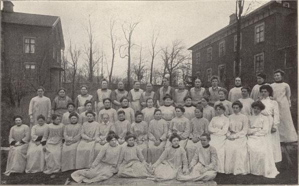 Arbeterskor vid tvättinrättningen i Alingsås.<b<smalFoto Francis, Arlöf.</smal