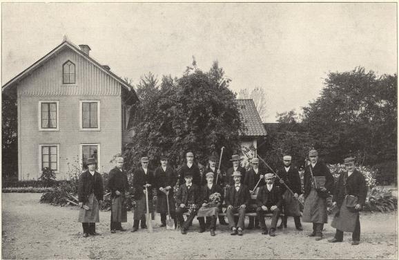 Arbetare vid Trädgårdsföreningen, Örebro.<b<smalFoto Hakelier, Örebro.</smal