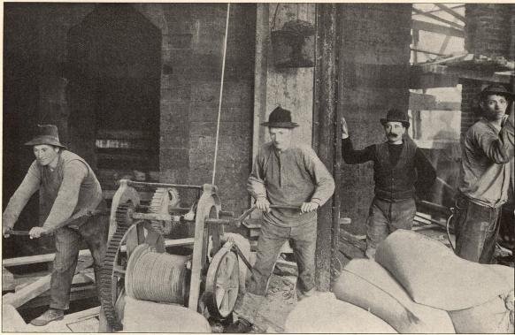 Betongjutning af Riksbankens kassahvalf i Karlskrona.<b<smalFoto Ahlfors, Karlskrona.</smal