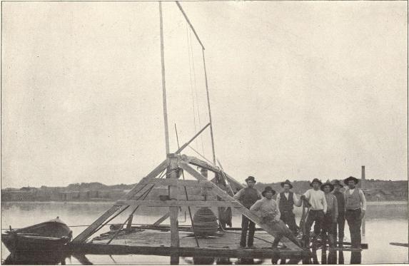 Från en spelflotte i Ockesjön.<b<smalFoto Selin, Hjerpen.</smal