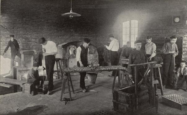 Glasblåsningshyttan vid Glödlampfabriken, Nyköping.<b<smalFoto Hall, Nyköping.</smal