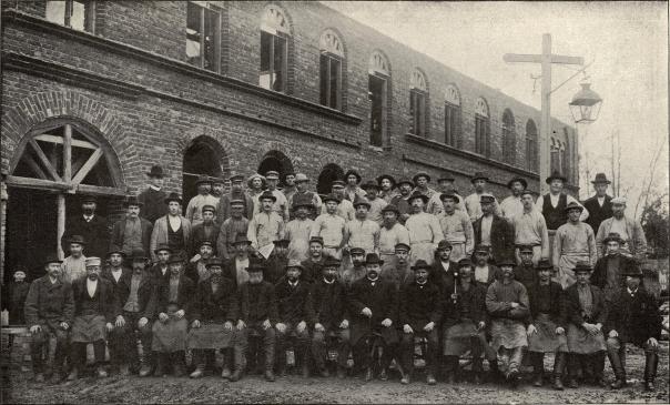 Byggnadsarbetare hos Aktiebolaget P. Erikson, Örebro.<b<smalFoto Hakelier, Örebro.</smal