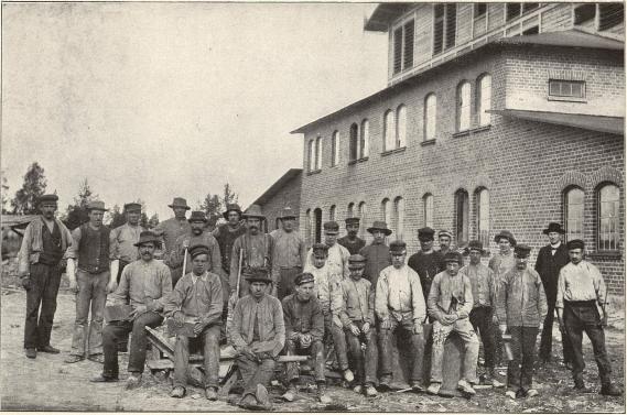 Grupp af arbetare vid Luleå tegelbruk.<b<smalFoto Tegström, Luleå.</smal