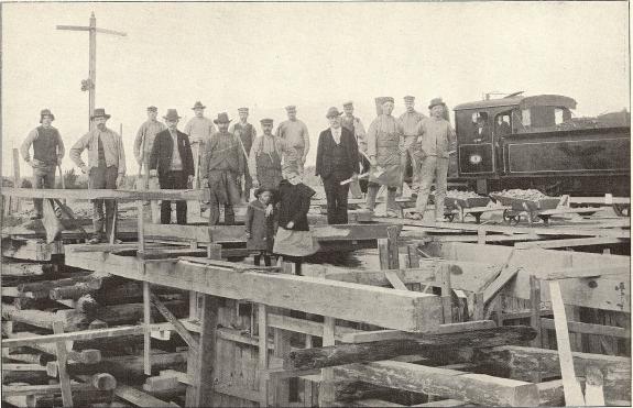 Vägbyggnad vid Stockholm—Vesterås—Bergslagernas järnväg.<b<smalFoto Willmanson, Enköping.</smal