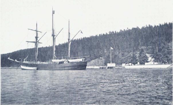 «Fram» laster foran Amundsens hjem i Bundefjorden, før ferden til Sydpolen.