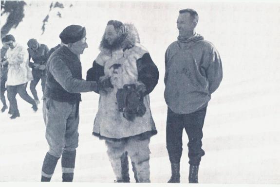 Amundsen og Ellsworth lykkønsker Byrd efter hans fullførte polftlukt.