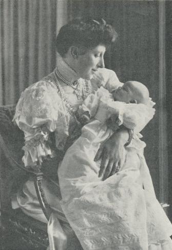 Lilla Astrid på mammas<barm vid nyår 1906.
