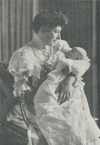 Lilla Astrid på mammas<barm vid nyår 1906.