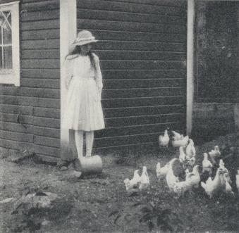Prinsessan Astrid med sina pärlhöns<butanför lekstugan på Fridhem.