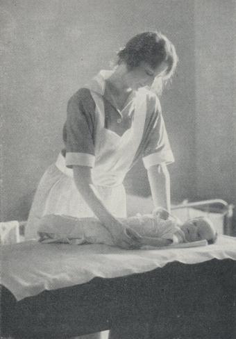 Prinsessan Astrid byter kläder<bpå Britt-Mari.