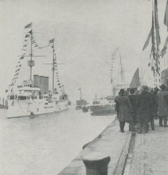 »Vitklädd kom hon på en vit båt . . .». Fylgia<banländer till Antwerpen med furstebruden ombord.