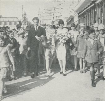 Nygifta hertigparet av Brabant på uppmärksammad<bpromenad i Ostende med kronprinsessan Märtha