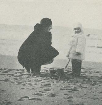 Kronprinsessan Astrid leker med<bJoséphine-Charlotte på plagen i Ostende.