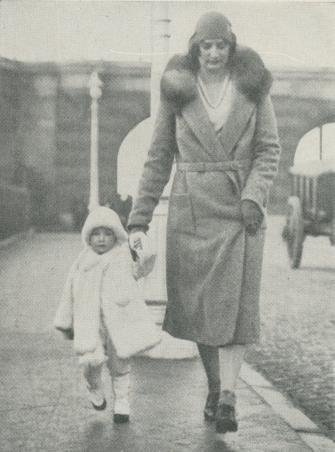Kronprinsessan Astrid på promenad<bi Bryssel med Joséphine-Charlotte.