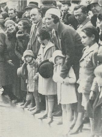Kronprinsessan Astrid trängs med folket för att<bJoséphine-Charlotte skall kunna se paraden på kung<bAlberts födelsedag.