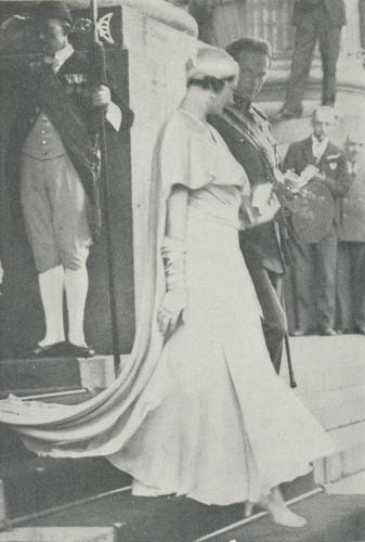 Belgiens kungapar lämnar kyrkan S:t<bJacques efter minste prinsens dopakt.