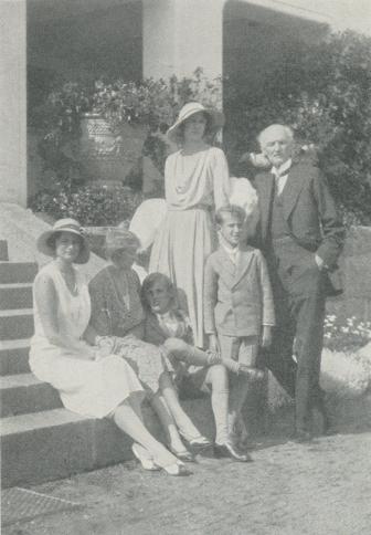 Prins Carl, prinsessan Ingeborg, kronprinsessan<bAstrid samt prinsessan Margaretha och hennes<bsöner på Fridhems trappa.