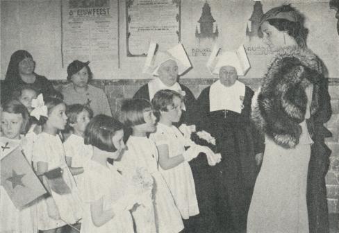 En drottnings officiella arbetsbörda är ingalunda lätt. Men till Astrids käraste plikter<bhörde besöken på skolor och barnhem, och här se vi henne hos en festklädd och<blycklig flickklass.