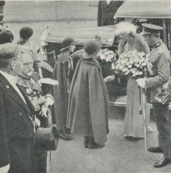 Två små   belgiska  flickscouter hälsa sin drottning välkommen till<bLiége på ett besök under sommaren 1935. Det blev det sista.