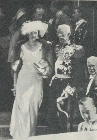 Kung Gustaf och drottning Astrid vid prinsessan<bIngrids bröllop i maj 1935.