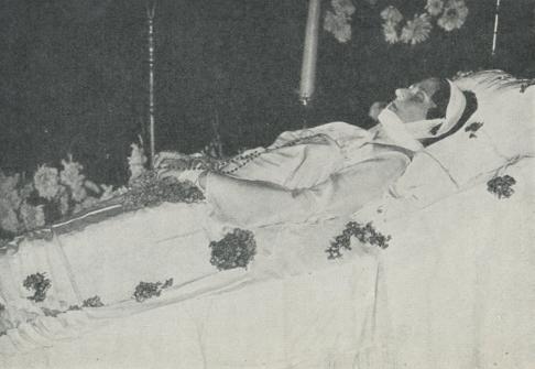Drottning Astrid på lit de parade.