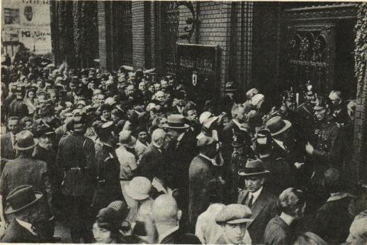 SPARKASSORNA LÄNSADES<bav insättarna under den panikstämning som uppstod när Danatbanken gick omkull. Bilden är tagen i Berlin.