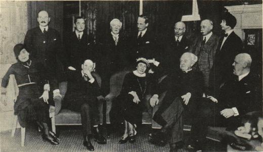 GERHARD HAUPTMANN I WIEN<bmottager på sitt hotell. Sittande fr. v.: fru Björnson, Victor Hahn, grevinnan Coudenhove-Roland,<bGerhard Hauptmann, prins Joachim Albrecht av Preussen.  Stående fr. v.: dr Th. Schmidt, greve<bCoudenhove-Calergi, Björn Björnson, greve Franz Josef Seefried, prof. Meinl, Artur Hahn och fru Hauptmann.