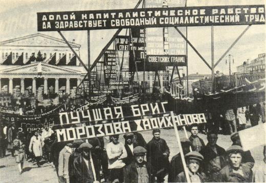 SOVJETPROPAGANDA.<bDe kommunistiska valspråken uppspikas på väldiga stålskelett. SOVJETPROPAGANDA.<bDe kommunistiska valspråken uppspikas på väldiga stålskelett.