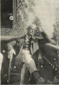 HUGH WALPOLE<bnjuter av utsikten över Siljan från en veranda i Rättvik. HUGH WALPOLE<bnjuter av utsikten över Siljan från en veranda i Rättvik.
