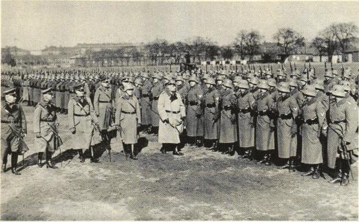 HINDENBURG INSPEKTERAR DET BERLINSKA VAKTREGEMENTET MARS 1932.<bPresidenten är iförd 3:e gardesregementets uniform med pickelhuvan och bär sin fältmarskalksstav.