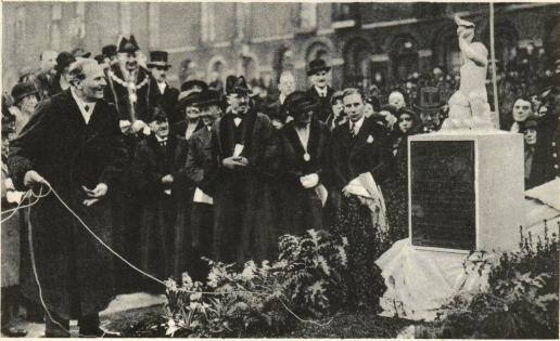 ETT DICKENSMINNESMÄRKE<bavtäcktes nyligen i David Copperfield Garden, London.