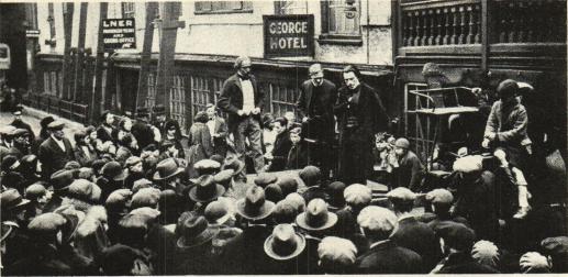 DICKENS POPULARITET<bliar stått sig väl. Här uppföres ”Edwin Drood” på en vagn i det fria i Southwark. England.