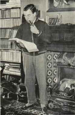 DEN MODERNE DICKENS<bJ. B. Priestley, författare till ”The good companions”<boch ”Angel Pavement” fotograferad framför brasan<bi sitt hem.