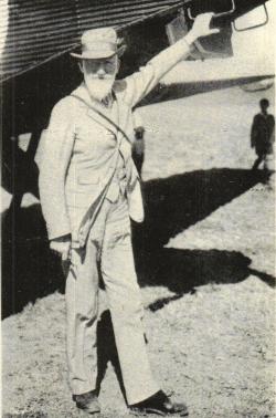 ALDRIG FÖR GAMMAL<batt pröva något nytt är Bernard Shaw, som på besök<bi Cape Town för en tid sedan företog sin första flygtur.<b ”Den största sensation jag upplevat på 75 år”,<blöd G. B. S:s kommentar.