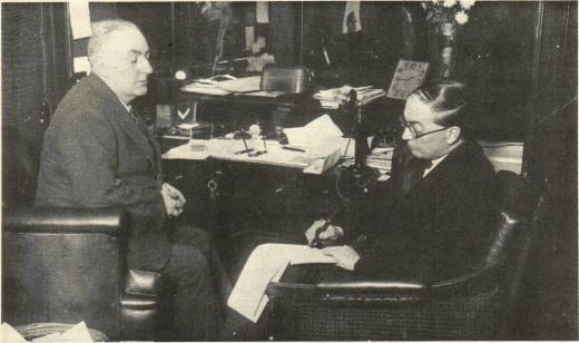 EDGAR WALLACE DIKTERAR EN ROMAN<bför sin sekreterare. I munnen har han det obligatoriska långa cigarrettmunstycket. Klockan visar en kvart i två, förmodligen på natten.<bWallaces arbetsförmåga är legendarisk. Han sov oftast blott tre timmar per dygn och skrev en gång en roman på en weekend,<ben annan gång två pjäser på fyra dagar vardera.