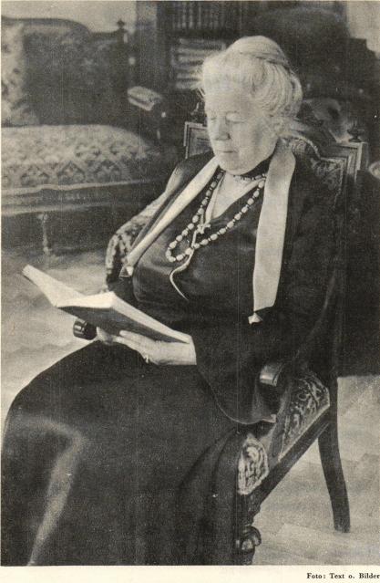 <smalFoto: Text o. Bilder</smal<bSELMA LAGERLÖF<bfyller 75 år den 20 november. På omstående sidor frambära tre litterära<bnobelpristagare, Sigrid Undset. Thomas Mann och Romain Rolland sina hyllningar till den<bstora författarinnan.