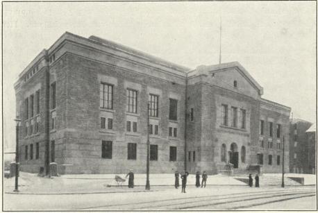                                                                 <smalSkarpmoen phot.</smal<bFig. 5. Universitetsbiblioteket i Kristiania, bygt 1908—13.